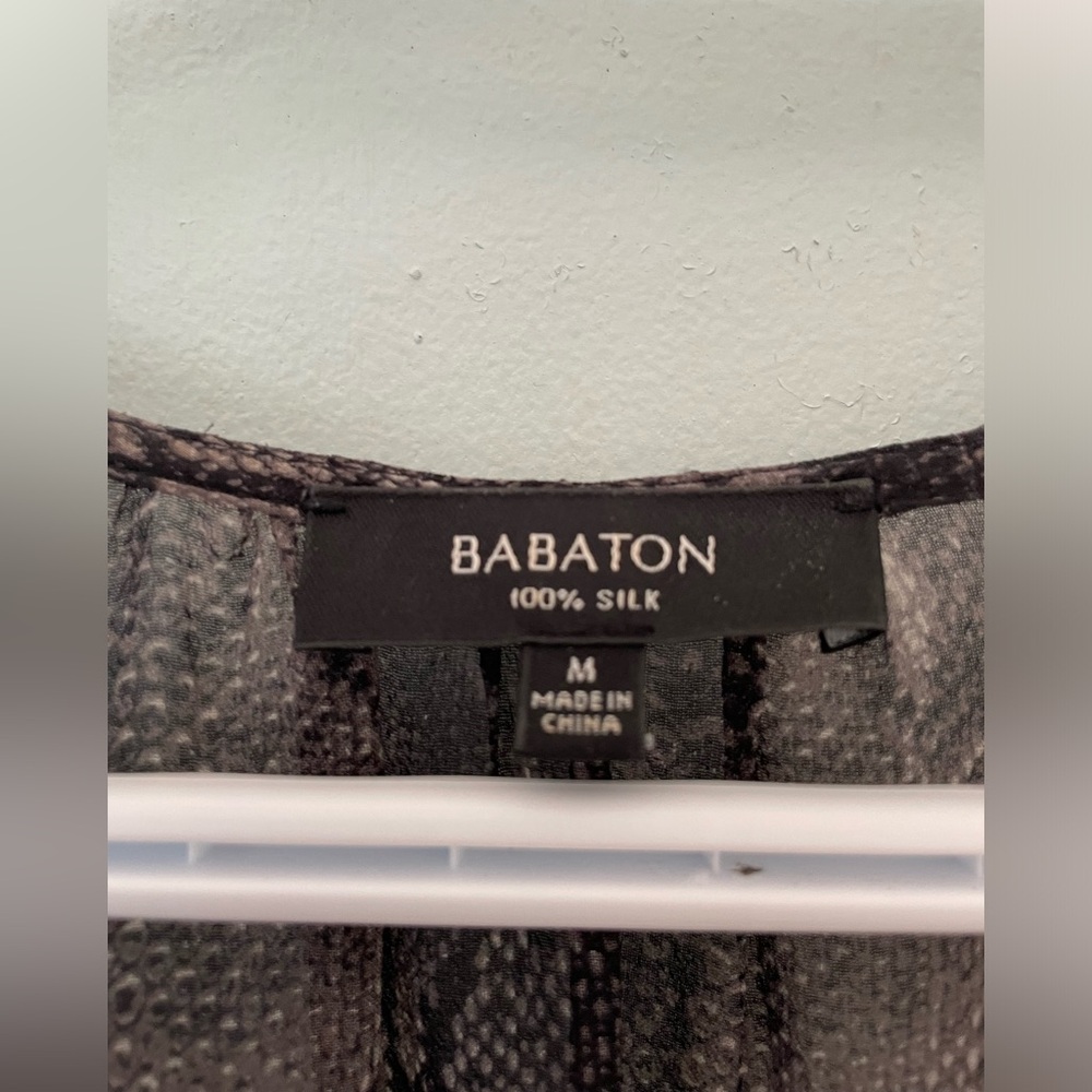 Babaton silk snake print wrap 3/4 sleeve top size M ( NWOT). - Picture 4 of 5
